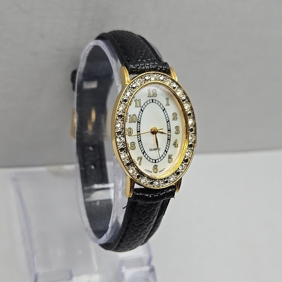 Womens AVON F66681-7/P Gold Tone Quartz Analog Watch Bezel MOP Face New Battery - Picture 3 of 11